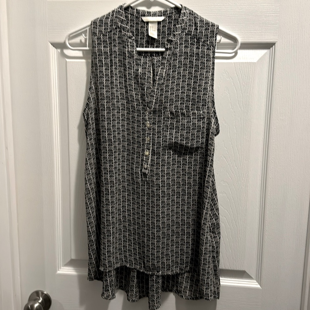 H&M sheer sleeveless patterned half button shirt size 4 with 1 front pocket